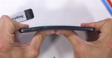 小米Pocophone F1遭暴力测试：机身强度出色 无法掰弯-微世界